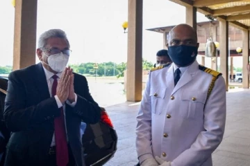 நாடாளுமன்றுக்கு  ஜனாதிபதி திடீர் விஜயம்