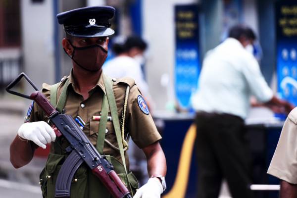 நல்லூர் திருவிழாவில் சங்கிலி அறுக்க முயன்ற இளம் யுவதிக்கு நேர்ந்த கதி | Young Woman Caught Stealing Gold Nallur Festival