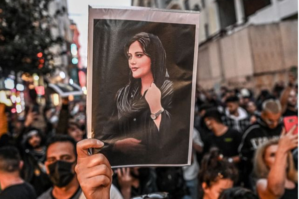 ஹிஜாப்: இளம்பெண் இதனால்தான் இறந்தார் - ஈரான் பகீர் அறிவிப்பு! | Iran Claims Mahsa Amini Died Of Illness