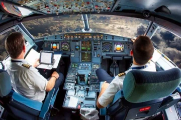 விமானத்தை வெற்றிகரமாக இயக்கிய Pilot இன் சட்டையின் பின் பகுதி கிழிக்கப்படும் வினோத சடங்கு!