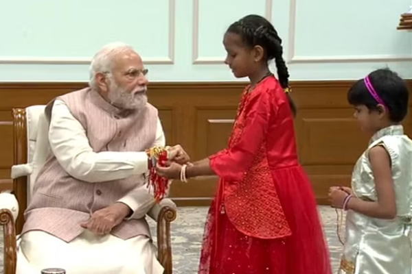 அலுவலகப் பணியாளர்களின் குழந்தைகளுடன் ரக்சா பந்தன் கொண்டாடிய பிரதமர் மோடி! | Daughters Of Staffs At Pm S Office Tie Him Rakhi அலுவலகப் பணியாளர்களின் குழந்தைகளுடன் ரக்சா பந்தன் கொண்டாடிய பிரதமர் மோடி! | Daughters Of Staffs At Pm S Office Tie Him Rakhi