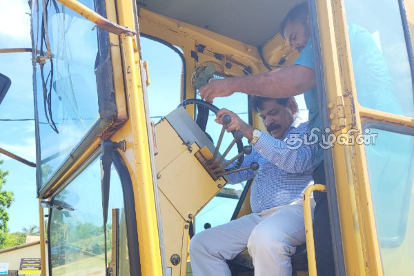 கிளிநொச்சி-புளியம்பொக்கணை கிராமத்திற்கு செல்கின்ற வீதி புனரமைப்பு பணி ஆரம்பம் | Reconstruction Of Puliyambokkanai Village Begins கிளிநொச்சி-புளியம்பொக்கணை கிராமத்திற்கு செல்கின்ற வீதி புனரமைப்பு பணி ஆரம்பம் | Reconstruction Of Puliyambokkanai Village Begins