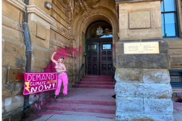 மேலாடை அணியாத இளம் பெண் பிரபலம் கனேடிய பிரதமர் அலுவலகம் முன் செய்த செயல்...