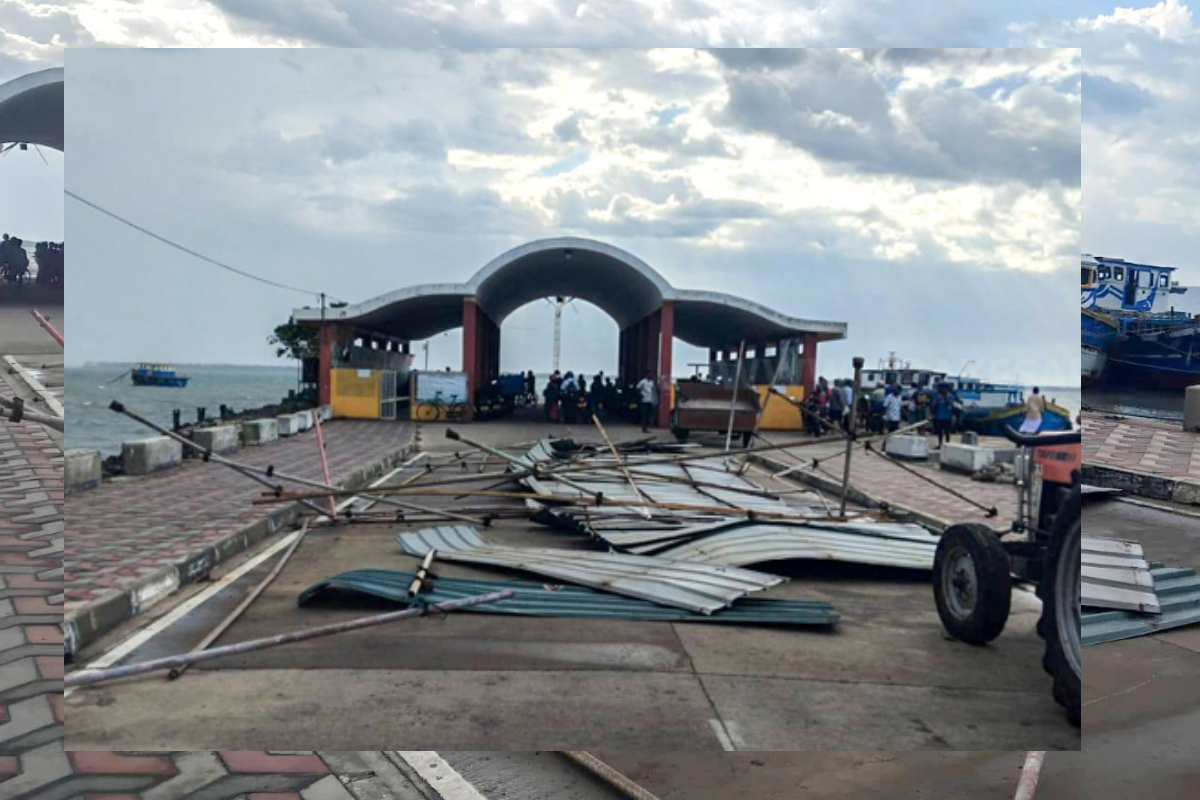 யாழில் திடீர் மினி சூறாவளி; நயினாதீவில் தூக்கி வீசப்பட்ட கொட்டகைகள் ! | Sudden Mini Cyclone In Nainativu Jaffna