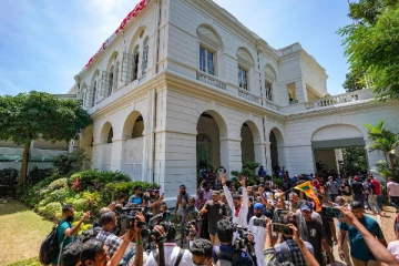 சிறிலங்கா அரச அதிபர் மாளிகையிலிருந்து வெளியேறிய போராட்டக்காரர்கள்!