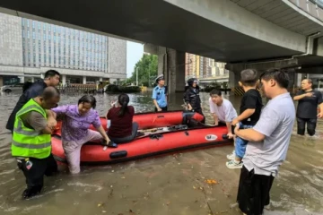 சீனாவில் ஏற்பட்ட திடீர் வெள்ளத்தில் சிக்கி 10 பேர் பலி