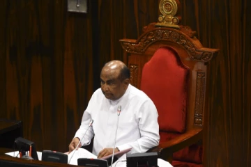 சபாநாயகர் பொய்யுரைகின்றார்; சபையில் சஜித் ஆவேசம்!