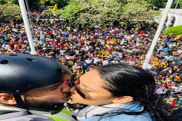 இன்றைய போராட்டத்தில் சமூகவலைத்தளங்களில்  வைரலாகும் ஜோடி! | In Today S Protest The Couple Is Going Viral