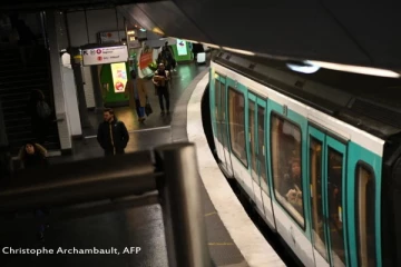 ஒரே நாளில் தொடர் பிரச்சினைகள்... பாரீஸில் சுரங்க ரயிலுக்குள் சிக்கிக்கொண்ட நூற்றுக்கணக்கான பயணிகள்