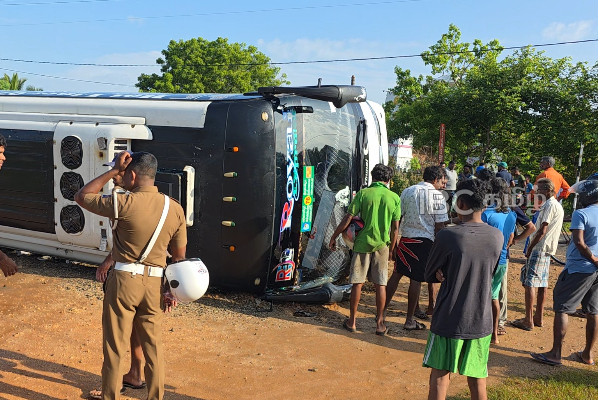 தமிழர் தலைநகரில் விபத்துக்குள்ளான பேருந்து : 12 பேர் காயம்! | Major Accident In Trincomalee 12 People Injured