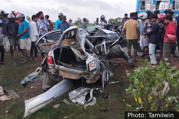 கிளிநொச்சியில் பேருந்துடன் மோதிய கார்: வாகன விபத்தில் இருவர் பலி  லங்காசிறி நியூஸ்