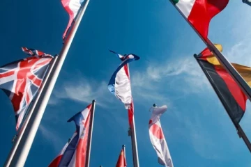 சுவிட்சர்லாந்தில் வாழும் நிரந்தர வாழிட உரிமம் கொண்டவர்களில் புலம்பெயர்தல் பின்னணி கொண்டவர்கள் எவ்வளவு பேர் தெரியுமா?