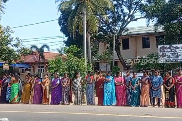 பச்சிலைப்பள்ளி பிரதேச செயலக காணி உத்தியோகத்தர் மீதான தாக்குதலுக்கு எதிராக போராட்டம் | Protest Attack Bachilaipalli Land Officer பச்சிலைப்பள்ளி பிரதேச செயலக காணி உத்தியோகத்தர் மீதான தாக்குதலுக்கு எதிராக போராட்டம் | Protest Attack Bachilaipalli Land Officer