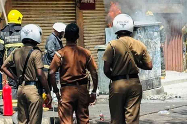 மருதானை மின்மாற்றி ஒன்றில் தீ விபத்து | Fire Breaks Out At A Transformer In Maradana மருதானை மின்மாற்றி ஒன்றில் தீ விபத்து | Fire Breaks Out At A Transformer In Maradana