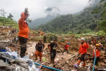 இந்தோனேசியாவில் பெரும் துயரம்; மண்ணில் புதையுண்ட 21 பேர்