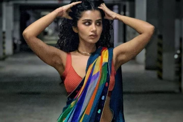 அனுபமாவா இப்படி.. சேலையில் எல்லைமீறிய கவர்ச்சி போஸ்