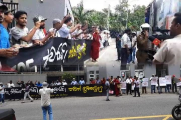 ஊழியர் சேமலாப நிதியத்திற்கு ஆபத்து! கொழும்பில் வெடித்த போராட்டம்(Video)