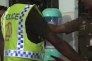 පොලිසියට පැමිණිල්ලක් සිදු කිරීමට ආ මව සියදිවි නසා ගනී..! දරුවෙකු උදව් ඉල්ලා කෑ ගසයි..