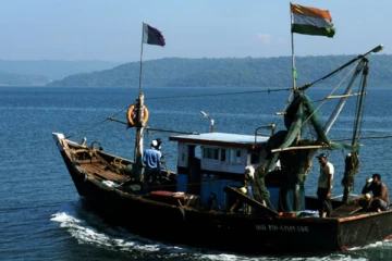 இந்திய கடற்றொழிலாளர்கள் 15 பேர் சிக்கினர்