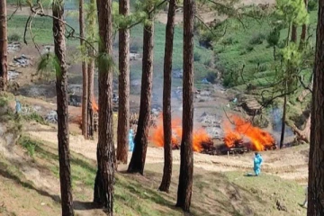 ரகசியமாக கொத்து கொத்தாக காட்டுப்பகுதியில் எரிக்கப்படும் சடலங்கள்! வெளியான அதிர வைக்கும் புகைப்படம்