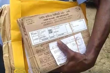 வாக்காளர் அட்டைகளை விநியோகிக்காமல் வைத்திருந்த தபால் ஊழியருக்கு நேர்ந்த கதி!