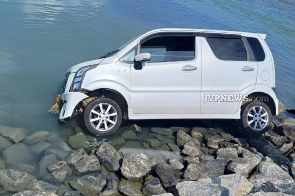 யாழ்ப்பாணம் சென்றுகொண்டிருந்த கார் கடலுக்குள் பாய்ந்தது | Car Heading To Jaffna Plunges Into The Sea