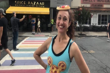 பீட்சா மீது காதல் கொண்ட பெண் படைத்த சாதனை!