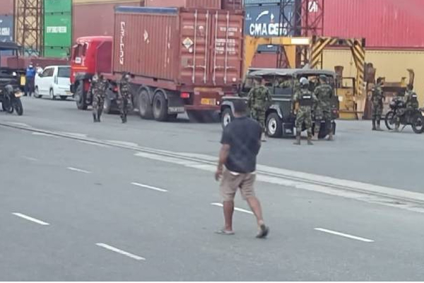 பலத்த பாதுகாப்புடன் துறைமுகத்திற்கு கொண்டு சென்ற கொள்கலன்! | Colombo Port Container Heavy Security பலத்த பாதுகாப்புடன் துறைமுகத்திற்கு கொண்டு சென்ற கொள்கலன்! | Colombo Port Container Heavy Security