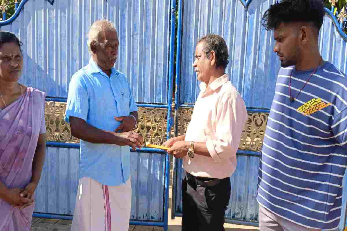 பாடசாலை அதிபரை மாற்ற வேண்டாம்: யாழில் வெடித்த போராட்டம் | Don T Change School Principal Protest In Jaffna