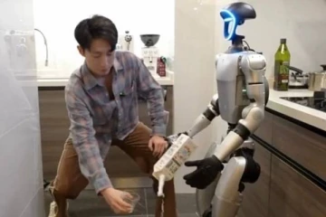 லட்சக்கணக்கில் வாடகை கொடுத்து ரோபோவுடன் வாழ்ந்து வரும் இளைஞர்.., என்ன காரணம்?