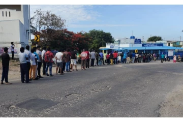 தடுப்பூசி செலுத்துவதற்கான டோக்கன்களை பெற நீண்ட வரிசையில் காத்திருந்த பொதுமக்கள் ஏமாற்றம்..!