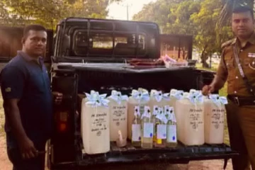 பாடசாலைக்கு முன்னாள் கசிப்பு விற்பனை ; தமிழர் பகுதியொன்றில் சம்பவம்