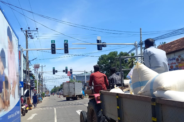 ஒரு மாதத்தில் செயலிழந்த சமிச்சை விளக்குகள்: மக்கள் விசனம் | Brick Crossing Signal Light