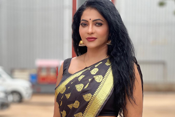 கடற்கரையில் ஷார்ட் உடையில் இருக்கும் பாக்கியலட்சுமி சீரியல் நடிகை! வைரல் வீடியோ