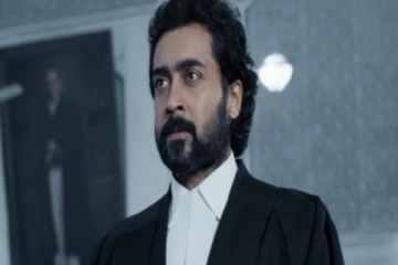 குழந்தைக்கு செருப்பு மாட்டிவிட்டு நடிகர் சூர்யா.. அனைவரையும் எமோஷனல் ஆக்கிய புகைப்படம்