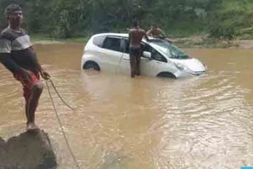 வீதியை விட்டு விலகி 150 அடி உயரமான குன்றின் மீது விழுந்த கார்