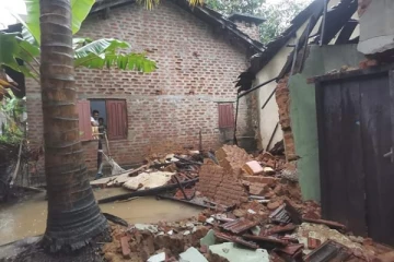 அடைமழை காரணமாக இடிந்து விழுந்த சுவர்