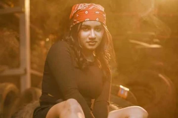 ஸ்டன்னிங் லுக்கில் மிரட்டும் நடிகை ரவீனா தாஹா!! புகைப்படங்கள் இதோ..