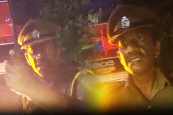 நீதிமன்ற வாசலிலேயே ஊடகவியலாளருக்கு அச்சுறுத்தல்! அநாகரீகமாக செயற்பட்ட அதிகாரி | Threat To A Journalist Jaffna நீதிமன்ற வாசலிலேயே ஊடகவியலாளருக்கு அச்சுறுத்தல்! அநாகரீகமாக செயற்பட்ட அதிகாரி | Threat To A Journalist Jaffna