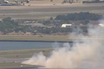 திடீரென வெடித்து தீப்பற்றிய விமானத்தின் என்ஜின்.... அவசர அவசரமாக தரையிறக்கம்!