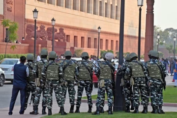 நாடாளுமன்ற வளாகத்துக்குள் சுவர் ஏறி குதித்தவரால் பரபரப்பு