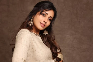 நிவேதா பெத்துராஜா இது? இந்த ஹேர்ஸ்டைலில் அடையாளமே தெரியலையே