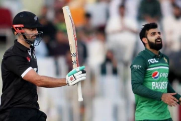 சொந்த மண்ணிலேயே பாகிஸ்தான் அணியை பந்தாடிய வீரர்!