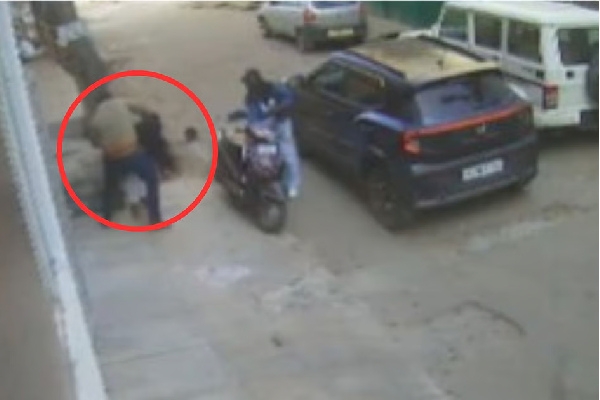 இளம்பெண்ணை நடுரோட்டில் சரமாறியாக தாக்கிய இளைஞர் - பரபரப்பு பின்னணி | Bengaluru Man Brutal Mid Road Assault On Woman