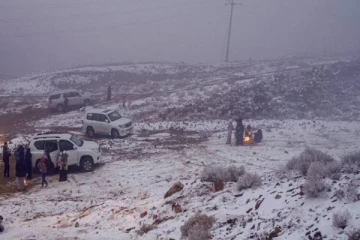 முதல் முறையாக பனிப்பொழிவுடன் காட்சியளிக்கும் சவுதி அரேபிய பாலைவனம்!