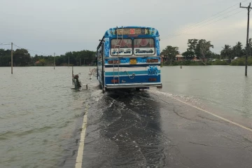 தொடர்ச்சியாக பெய்யும் கனமழை..! வடக்கில் முடங்கும் போக்குவரத்து (படங்கள்)