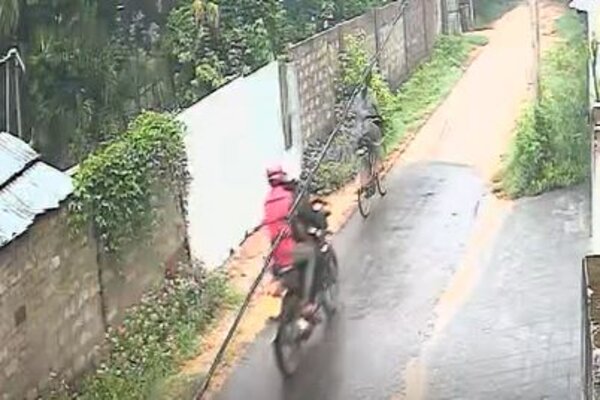 யாழில் வீதியால் சென்ற பெண்ணுக்கு காத்திருந்த அதிர்ச்சி! | Two People Snatched The Woman S Gold Chain In Yali
