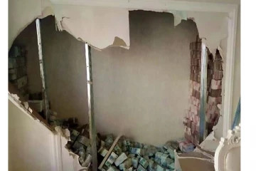 கழிப்பறையில் சுவற்றுக்குள் புதைக்கப்பட்டிருந்த பல கோடி பணம்! அதிர்ச்சியில் உறைந்த பிளம்பர்