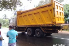 டிப்பர் வாகனம் மோதியதில் பெண்ணொருவர் பலத்த காயங்களுடன் கந்தளாய் வைத்தியசாலையில் அனுமதி