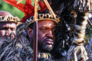 முடிசூட்டப்பட்டார் தென்னாப்பிரிக்காவின் புதிய ஜூலு மன்னர்: டர்பனில் கலைகட்டிய விழா